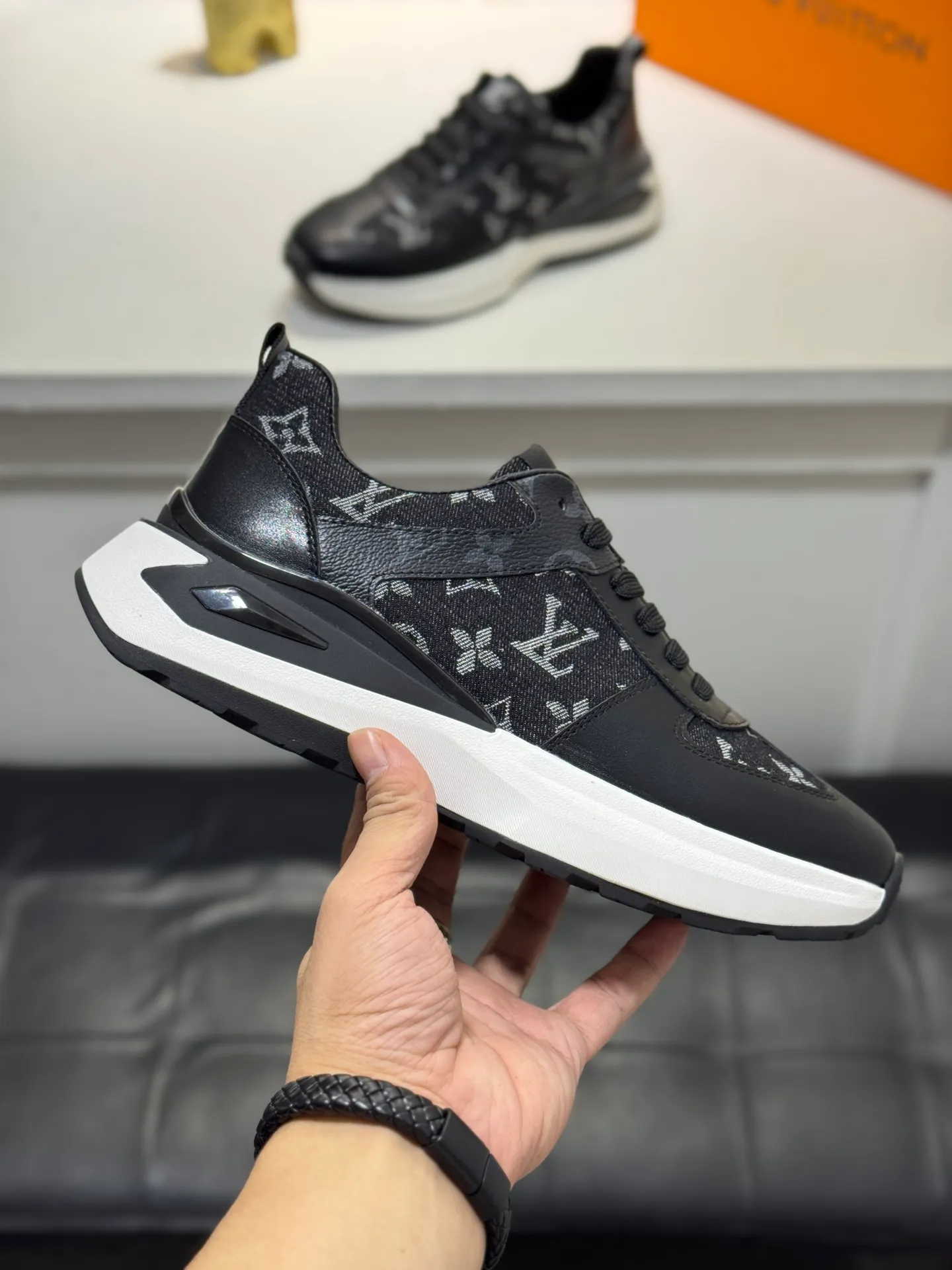 Men's shoes 💰440 [New style] 🐛🐛Top original Louis Vuitton®️ trendy and fashionable yet low-key men's casual shoes, LV cowhide leather upper with denim, comfortable and breathable, sheepskin lining, original rubber outsole, 2 colors available ~ a must-have for stylish men. Size: 38-44 (45 customized